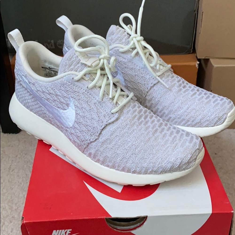 Nike Women’s Roshe One Flyknit size 7